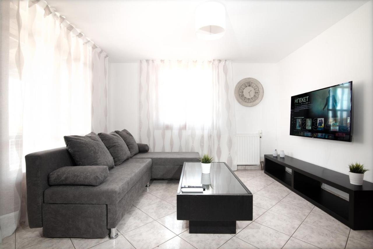 Ns-George Apartments By The Airport Markópoulon 外观 照片